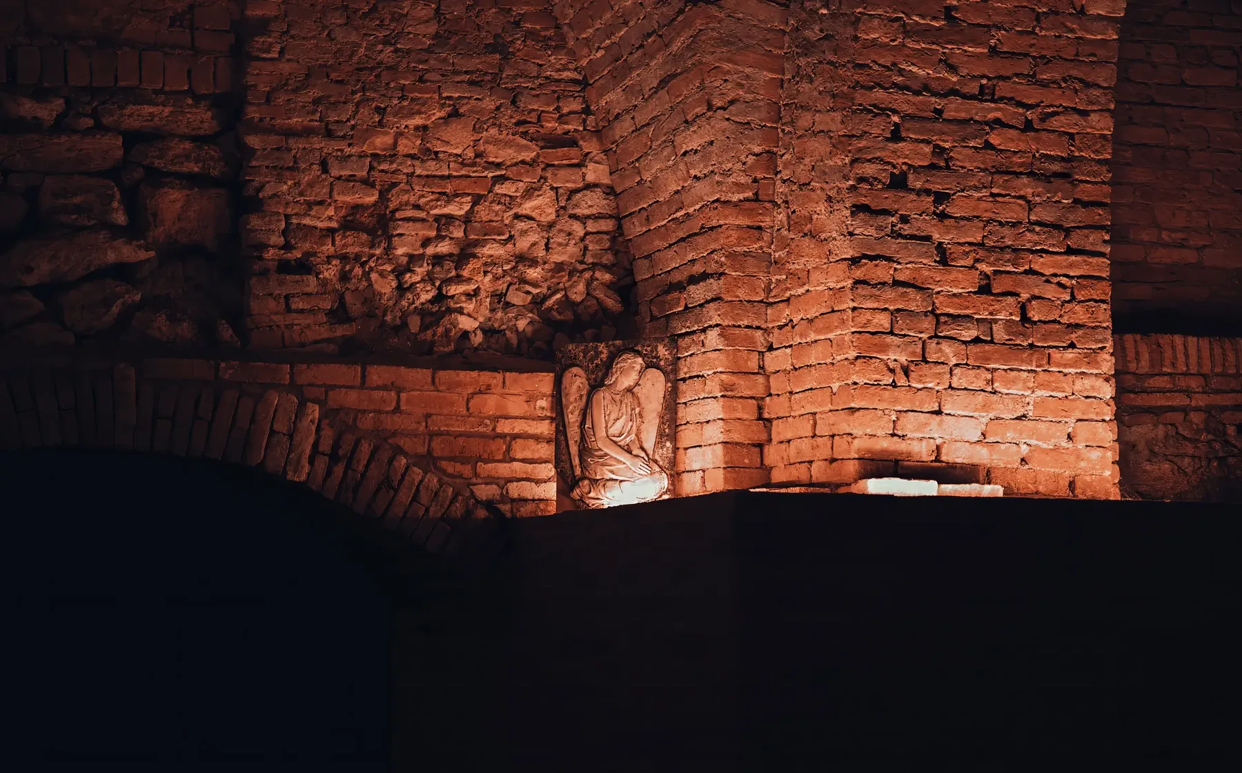 Interno storico in pietra, illuminazione calda